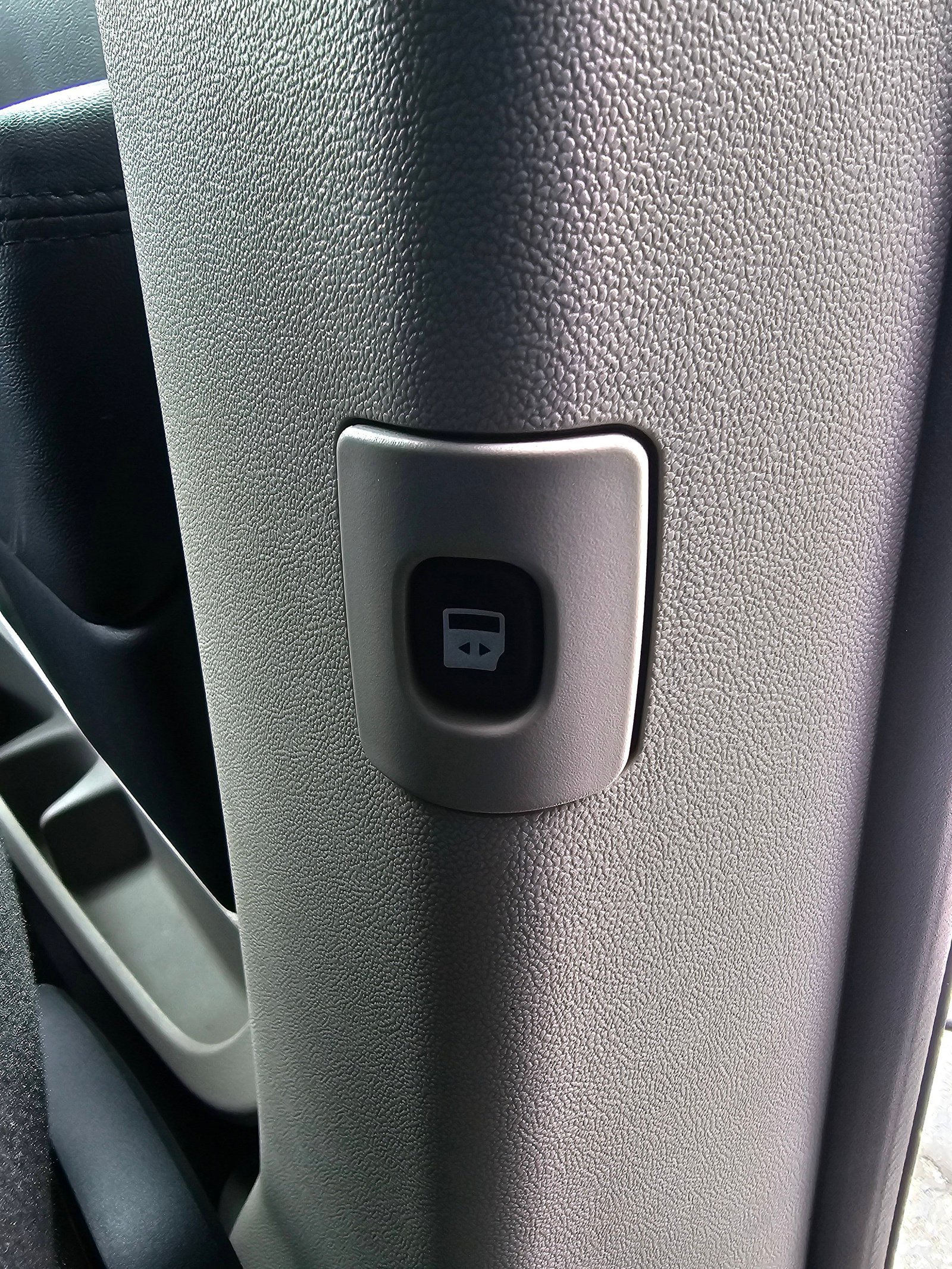 2011 DODGE GRAND CARAVAN - Image 12