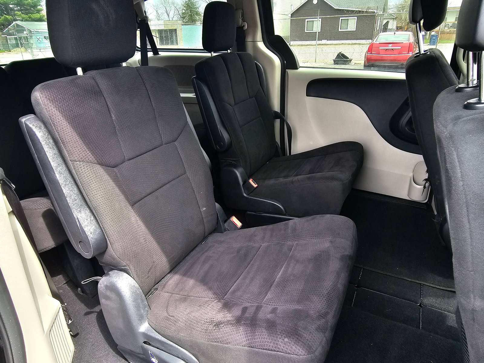 2011 DODGE GRAND CARAVAN - Image 10